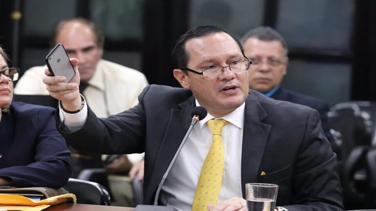 ex-juiz-da-suprema-corte-da-costa-rica-e-extraditado-aos-eua-por-trafico-de-drogas