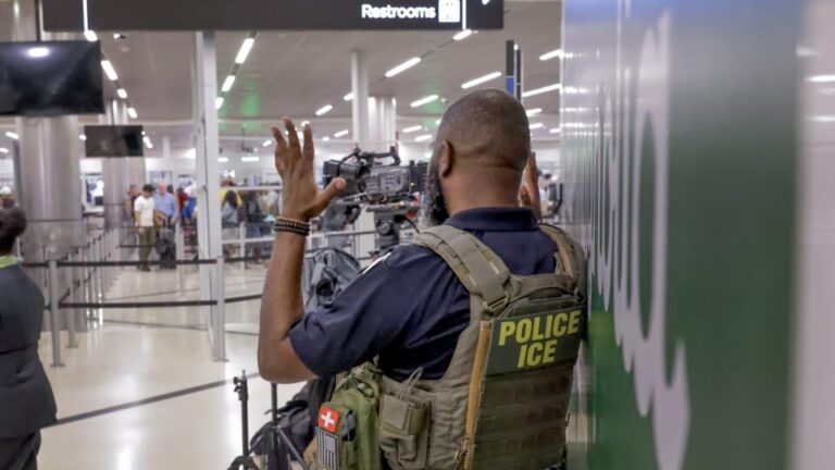 Trump envia agentes de imigração para reforçar segurança em aeroportos dos EUA trump-envia-agentes-de-imigracao-para-reforcar-seguranca-em-aeroportos-dos-eua