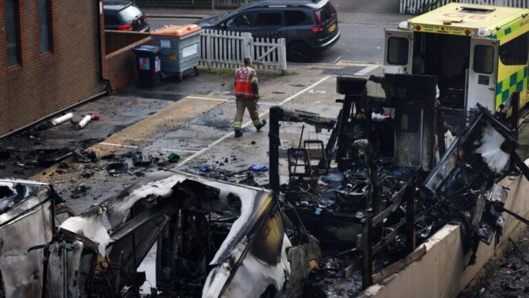 reino-unido-anuncia-prisoes-ligadas-ao-incendio-de-ambulancias-da-comunidade-judaica