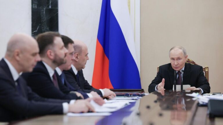 com-taxas-de-fertilidade-em-queda,-putin-quer-analise-de-esperma-de-russos-que-frequentam-saunas