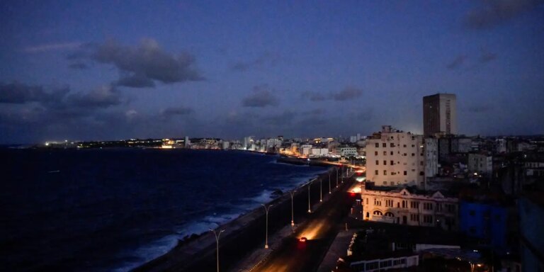comboio-leva-alimentos,-itens-medicos-e-paineis-solares-para-cuba