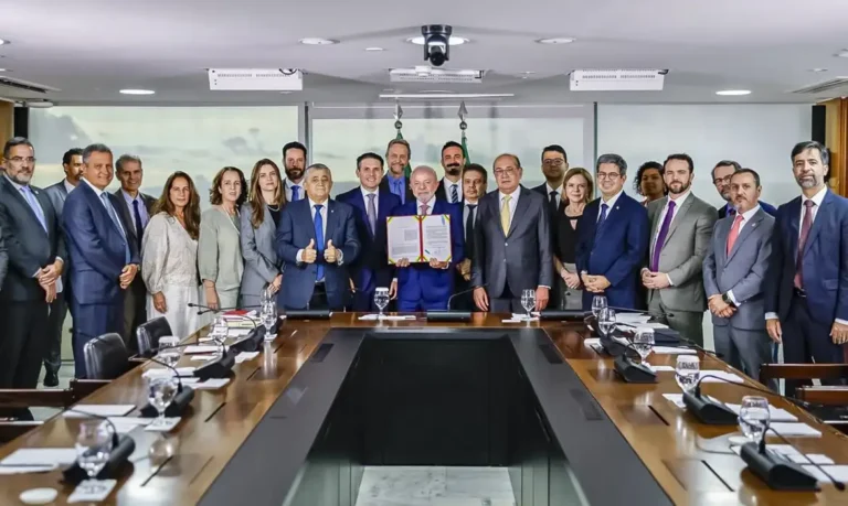 Lula sanciona Lei Antifacção e defende prisão de magnatas do crime lula-sanciona-lei-antifaccao-e-defende-prisao-de-magnatas-do-crime