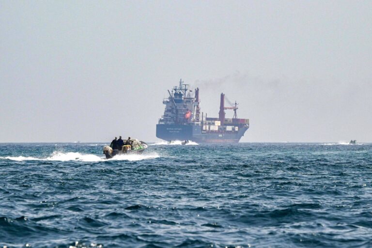 ira-forca-recuo-de-navios-no-estreito-de-hormuz-e-intensifica-crise-no-golfo