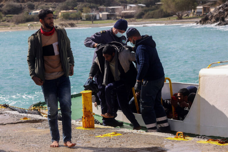 Vinte e dois imigrantes morrem na costa da Grécia após seis dias à deriva vinte-e-dois-imigrantes-morrem-na-costa-da-grecia-apos-seis-dias-a-deriva