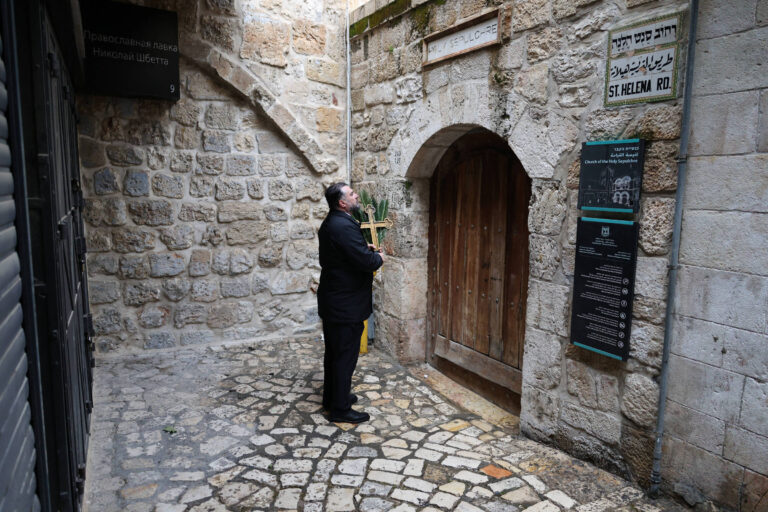 Polícia israelense impede cardeal de Jerusalém de celebrar missa na igreja do Santo Sepulcro policia-israelense-impede-cardeal-de-jerusalem-de-celebrar-missa-na-igreja-do-santo-sepulcro