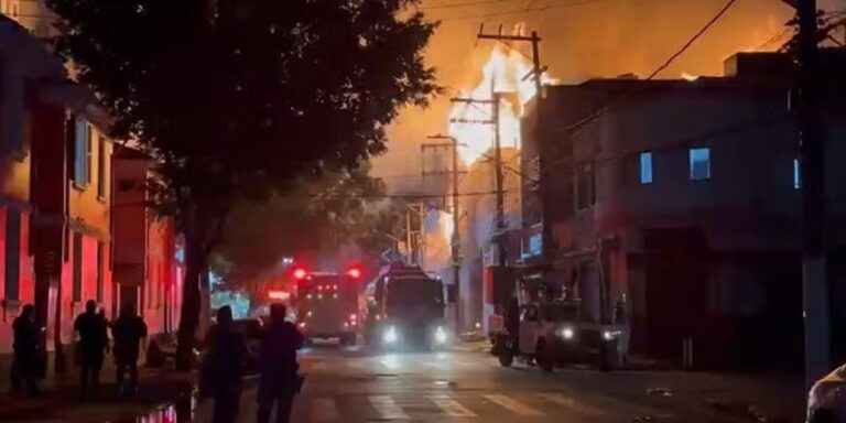 Incêndio de grandes proporções atinge fábrica no Brás, em São Paulo incendio-de-grandes-proporcoes-atinge-fabrica-no-bras,-em-sao-paulo