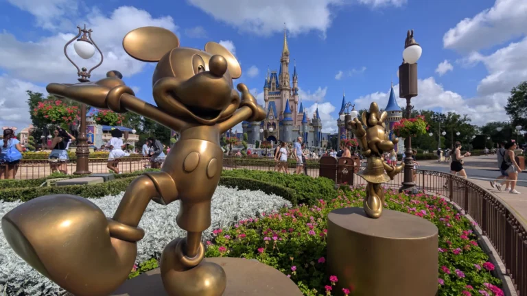 Brasileira é Presa Após Jogar Café Em Idosa Em Parque Da Disney brasileira-e-presa-apos-jogar-cafe-em-idosa-em-parque-da-disney