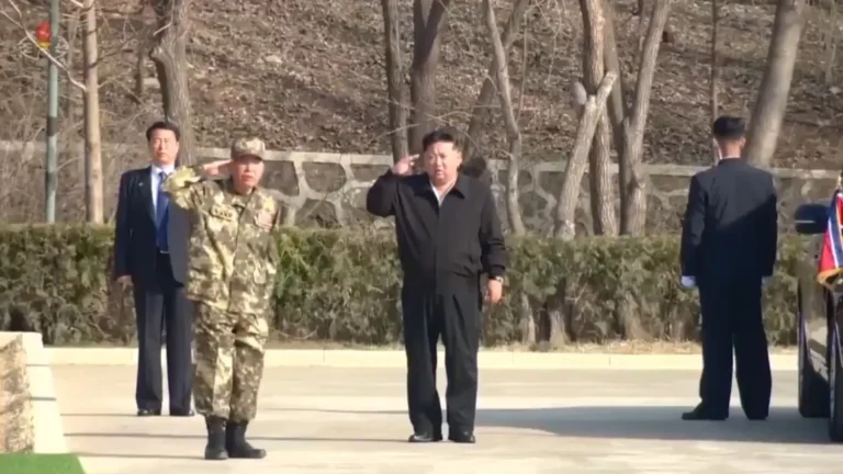 kim-jong-un-assiste-enquanto-soldados-levam-marteladas-no-abdomen;-veja
