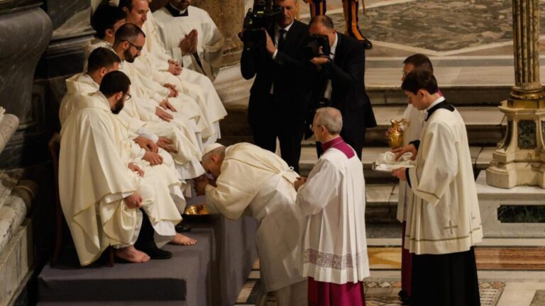 missa-do-lava-pes-volta-a-catedral-de-roma-com-papa-leao-xiv-apos-13-anos