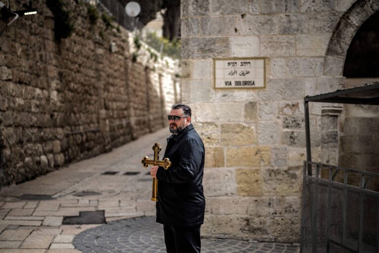 Cidade Antiga de Jerusalém fica vazia na Sexta-Feira Santa em meio a guerra cidade-antiga-de-jerusalem-fica-vazia-na-sexta-feira-santa-em-meio-a-guerra