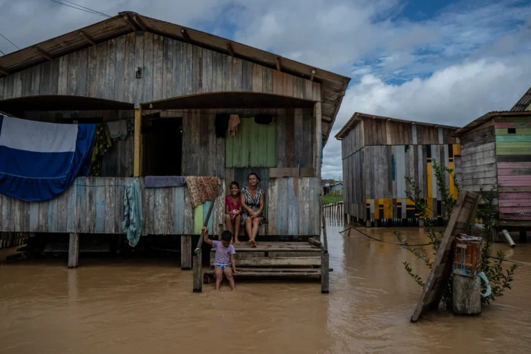 rio-jurua-avanca-sobre-cruzeiro-do-sul,-no-acre,-e-forca-retirada-de-familias