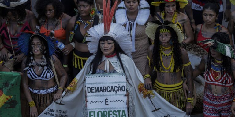 Acampamento Terra Livre reúne 8 mil indígenas em Brasília acampamento-terra-livre-reune-8-mil-indigenas-em-brasilia