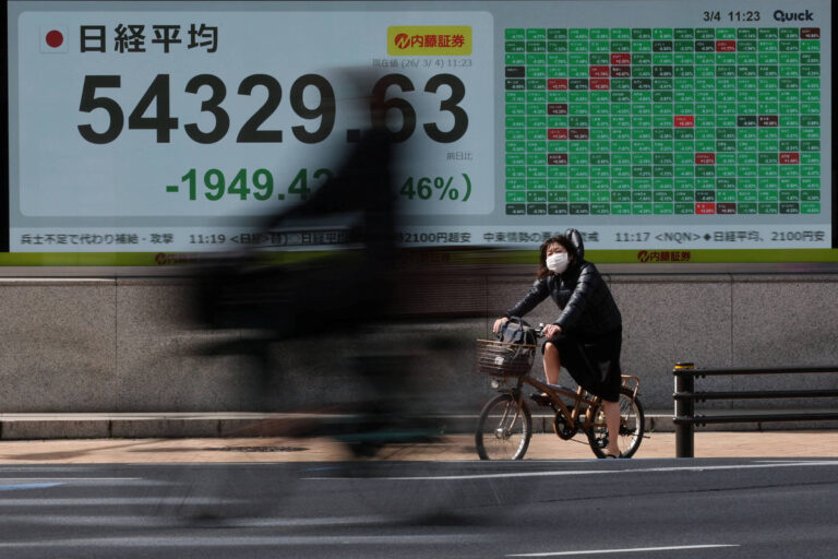 japao-vai-multar-ciclistas-pelo-uso-de-fone-e-por-pedalar-com-uma-mao