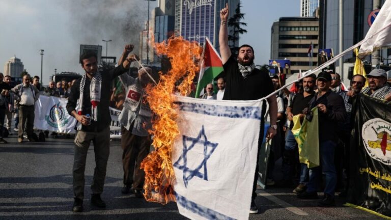 Tiroteio em frente ao Consulado de Israel em Istambul deixa um morto e feridos tiroteio-em-frente-ao-consulado-de-israel-em-istambul-deixa-um-morto-e-feridos