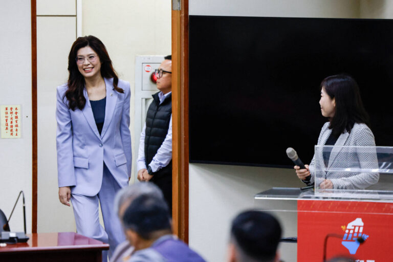 Líder da oposição de Taiwan chega à China em ‘missão de paz’ lider-da-oposicao-de-taiwan-chega-a-china-em-‘missao-de-paz’