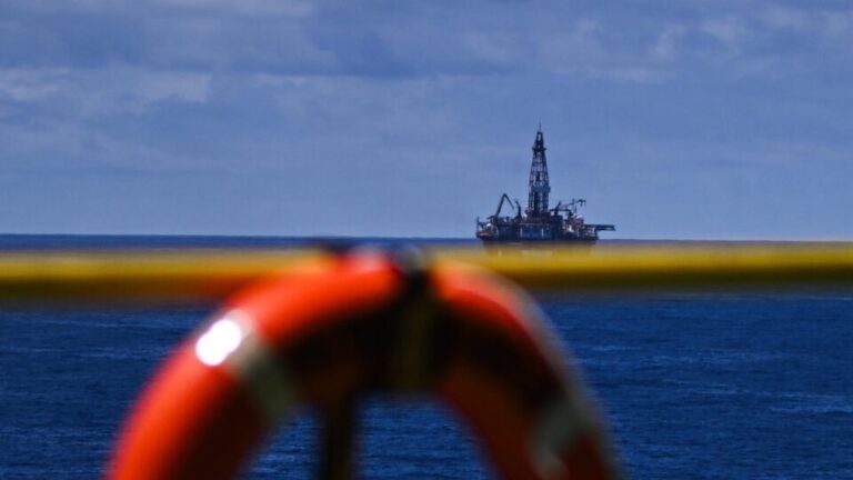 petroleo-volta-a-subir-apos-inicio-instavel-da-tregua-entre-ira-e-eua