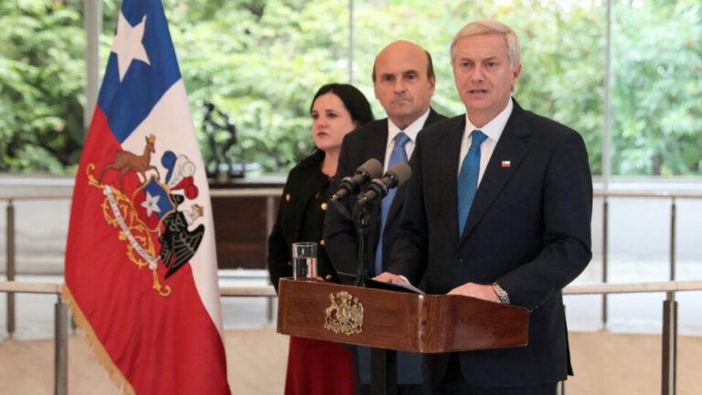 Ministra de Kast é atacada por estudantes de esquerda durante visita em universidade do Chile ministra-de-kast-e-atacada-por-estudantes-de-esquerda-durante-visita-em-universidade-do-chile