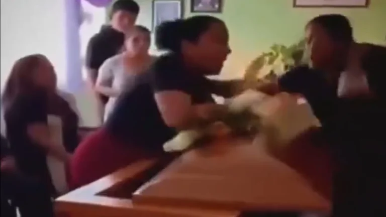 Mulheres Descobrem Que Eram Amantes Do Mesmo Homem Durante Velório; Veja! mulheres-descobrem-que-eram-amantes-do-mesmo-homem-durante-velorio;-veja!