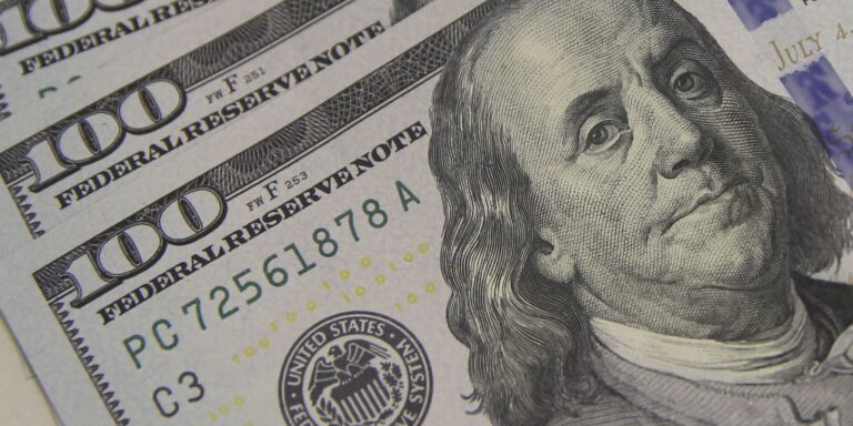 dolar-cai-para-r$-5,01,-e-bolsa-renova-recorde-com-ajuda-do-exterior