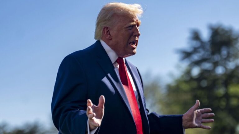 Trump prevê que Irã voltará à mesa de negociações com os EUA trump-preve-que-ira-voltara-a-mesa-de-negociacoes-com-os-eua