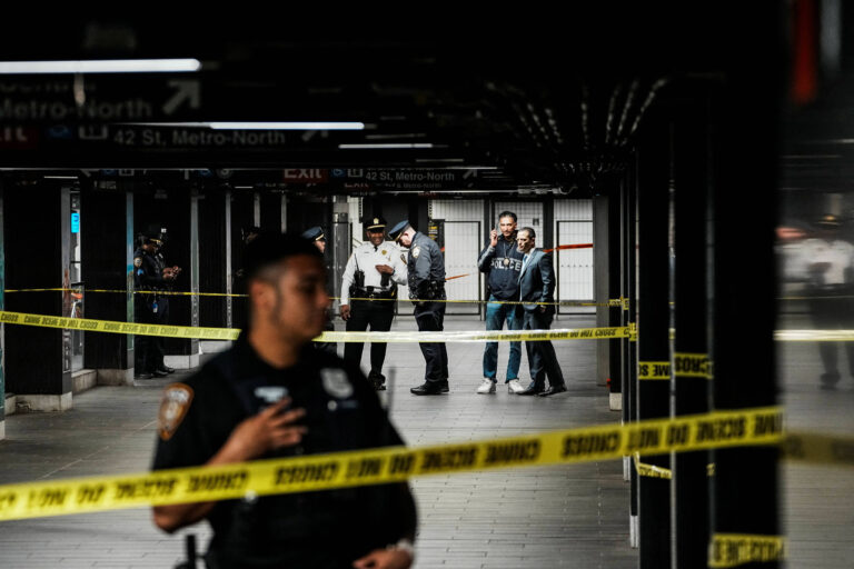 homem-ataca-tres-pessoas-com-facao-em-estacao-de-metro-em-nova-york-e-e-morto-por-policial
