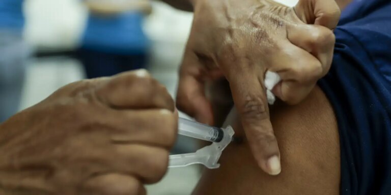 anvisa-aprova-ampliacao-do-uso-da-vacina-arexvy-para-adultos