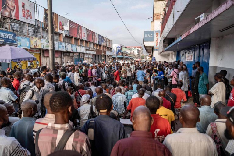 EUA deportam imigrantes de possível origem latina para a República Democrática do Congo eua-deportam-imigrantes-de-possivel-origem-latina-para-a-republica-democratica-do-congo