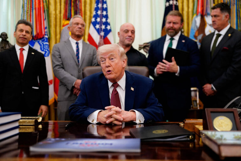 Trump diz que Irã está ‘fazendo graça’ sobre Hormuz e não conseguirá chantagear os EUA trump-diz-que-ira-esta-‘fazendo-graca’-sobre-hormuz-e-nao-conseguira-chantagear-os-eua
