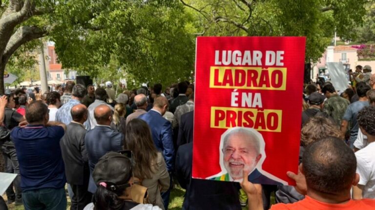 lula-e-alvo-de-protesto-em-lisboa-contra-visita-a-portugal