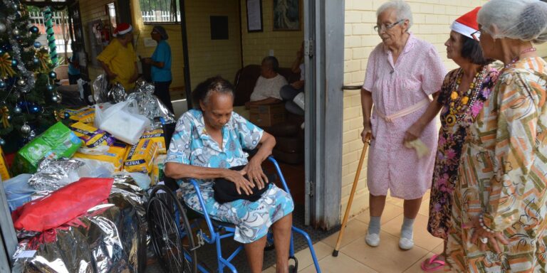 Geração sanduíche: adultos cuidam de filhos e idosos geracao-sanduiche:-adultos-cuidam-de-filhos-e-idosos