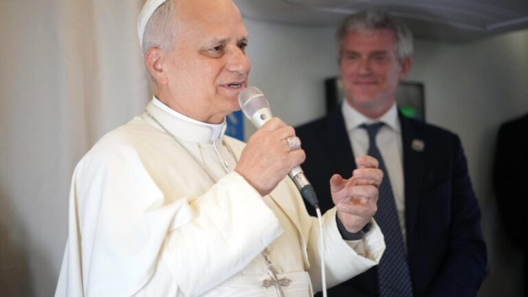 papa-leao-xiv-diz-que-vaticano-nao-apoia-bencao-formal-a-casais-homossexuais