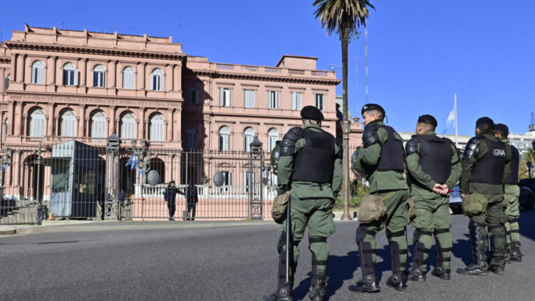 alegando-espionagem,-milei-proibe-acesso-de-jornalistas-credenciados-a-casa-rosada