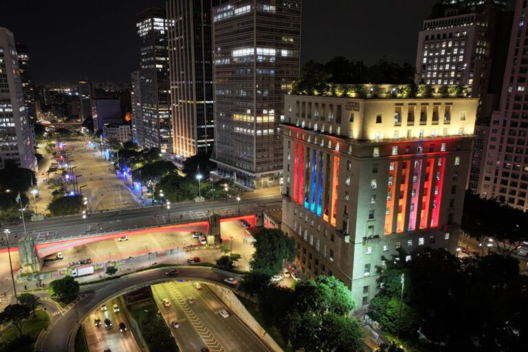 monumentos-de-sao-paulo-ganham-cores-da-armenia-para-marcar-dia-do-genocidio
