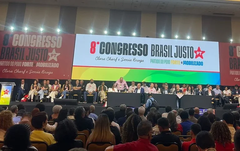 militantes-historicas,-sonia-braga-e-clara-charf-sao-homenageadas-no-8o-congresso-do-pt