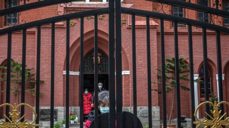 Ditadura da China deporta casal cristão americano após operação policial em igreja ditadura-da-china-deporta-casal-cristao-americano-apos-operacao-policial-em-igreja