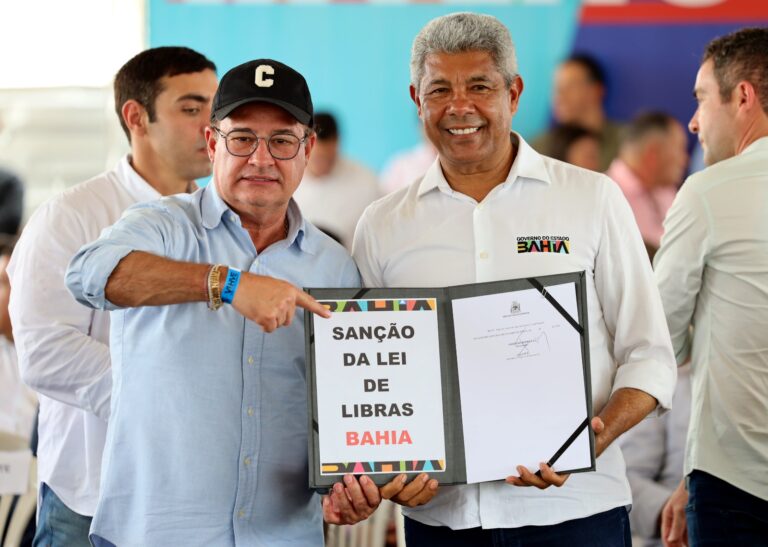 governador-sanciona-lei-que-reconhece-a-libras-como-meio-legal-de-comunicacao-na-bahia