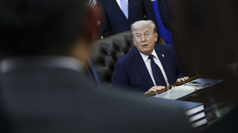Trump diz que Irã relatou que enfrenta estado de colapso e quer que EUA reabram Ormuz trump-diz-que-ira-relatou-que-enfrenta-estado-de-colapso-e-quer-que-eua-reabram-ormuz