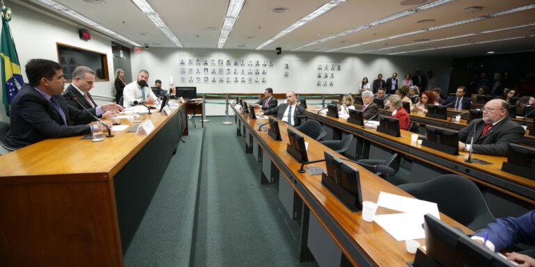 Conselho de Ética adia análise contra deputados por quebra de decoro conselho-de-etica-adia-analise-contra-deputados-por-quebra-de-decoro