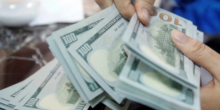 dolar-sobe-a-r$-5-e-bolsa-cai-2%-em-dia-de-tensao-global