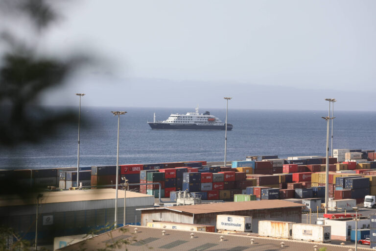 Cruzeiro com casos de hantavírus segue no mar após Cabo Verde proibir desembarque cruzeiro-com-casos-de-hantavirus-segue-no-mar-apos-cabo-verde-proibir-desembarque