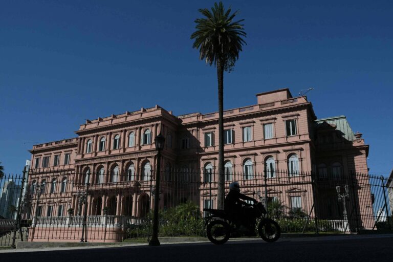 Imprensa volta a sede do governo Milei após 11 dias de bloqueio a jornalistas imprensa-volta-a-sede-do-governo-milei-apos-11-dias-de-bloqueio-a-jornalistas