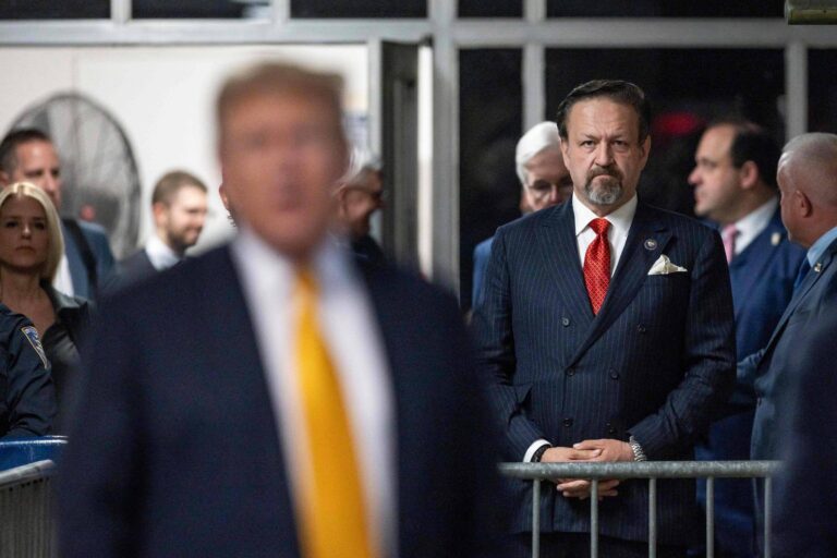 Trump assina decreto que redefine terrorismo e coloca cartéis como alvo número um dos EUA trump-assina-decreto-que-redefine-terrorismo-e-coloca-carteis-como-alvo-numero-um-dos-eua