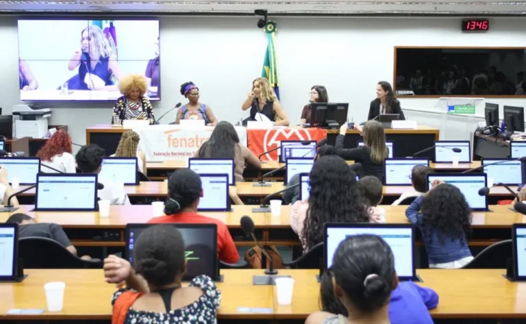 escala-61-adoece-mulheres-e-amplia-desigualdades,-denunciam-trabalhadoras-em-audiencia-na-camara