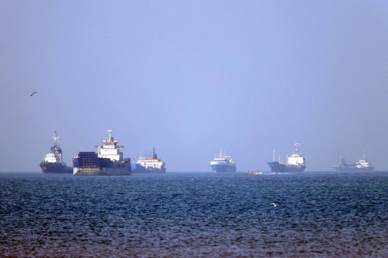 ira-e-eua-discutem-proposta-para-reabrir-hormuz-e-suspender-ataques-por-30-dias,-diz-jornal