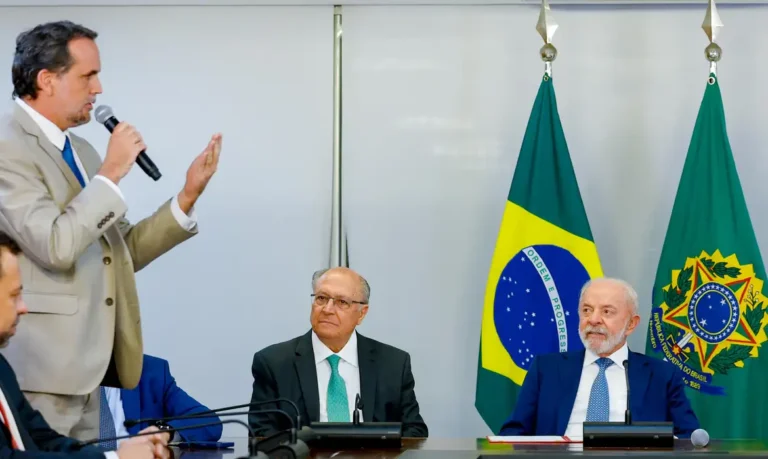 lula-assina-mp-e-zera-taxa-das-blusinhas