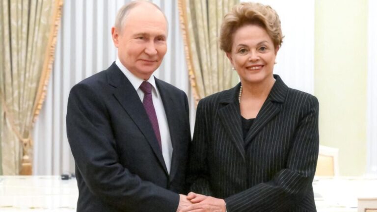 Em reunião com Putin, Dilma transmite grande respeito de Lula pelo ditador em-reuniao-com-putin,-dilma-transmite-grande-respeito-de-lula-pelo-ditador