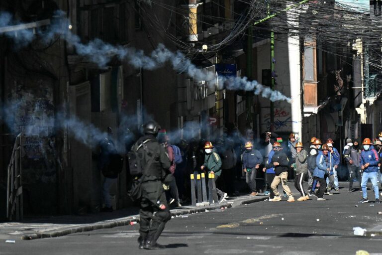 Mineradores na Bolívia entram em confronto com a polícia em manifestação mineradores-na-bolivia-entram-em-confronto-com-a-policia-em-manifestacao