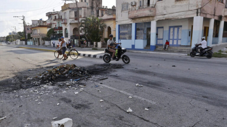 Protestos se intensificam em Cuba e população começa a desafiar forças do regime protestos-se-intensificam-em-cuba-e-populacao-comeca-a-desafiar-forcas-do-regime