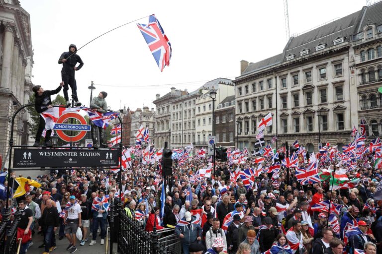 Líder de ultradireita promete ‘batalha pela Grã-Bretanha’ em dia de protestos em Londres lider-de-ultradireita-promete-‘batalha-pela-gra-bretanha’-em-dia-de-protestos-em-londres