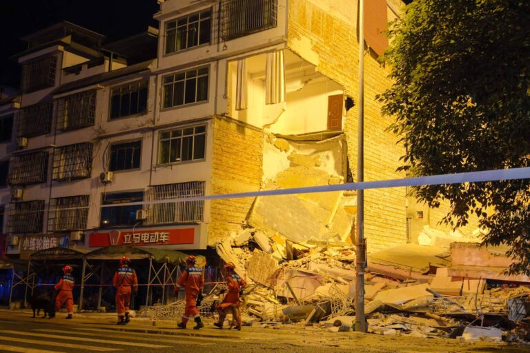 Terremoto de 5,2 graus mata duas pessoas e derruba 13 prédios na China terremoto-de-5,2-graus-mata-duas-pessoas-e-derruba-13-predios-na-china